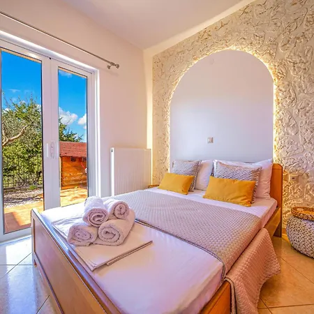 Lima Pool & Jacuzzi Chania Villa