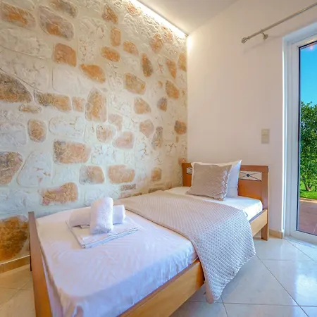 Lima Pool & Jacuzzi Chania Vamos